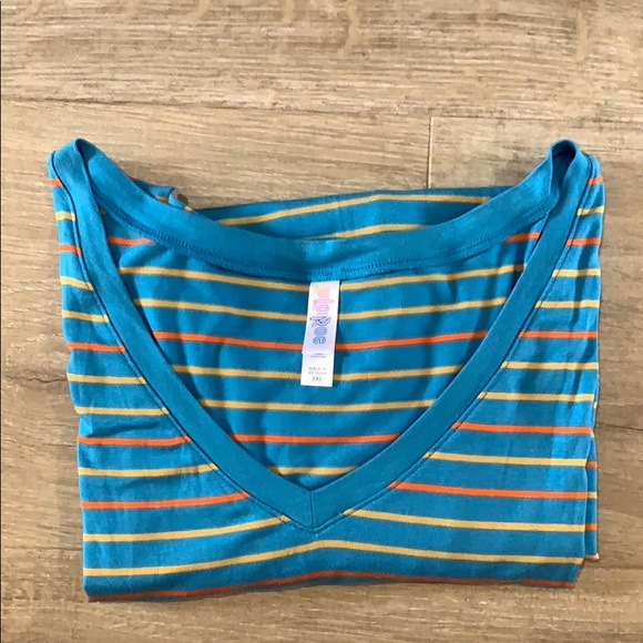 LuLa Roe plus size women’s V-neck top - Picture 6 of 6